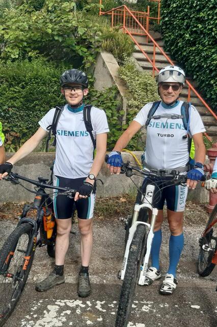Turbobiker Maik Stahl (links) und Peter Bongartz vor dem Start der Tour.