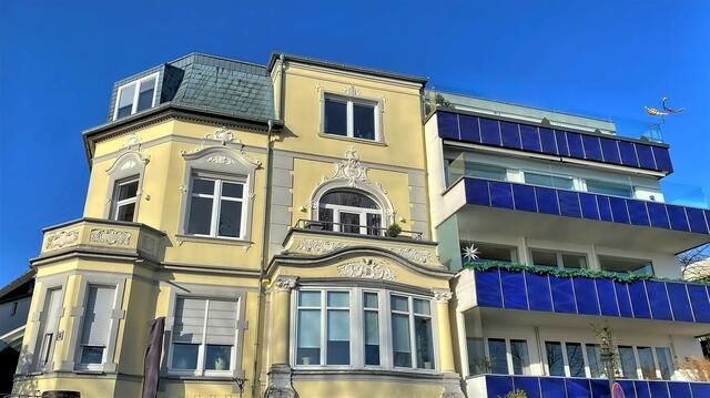 Alt und neu an der Rheinallee. Rechts oben eine Skulptur von Jörg Wiele.  | Foto: © Margot Klütsch