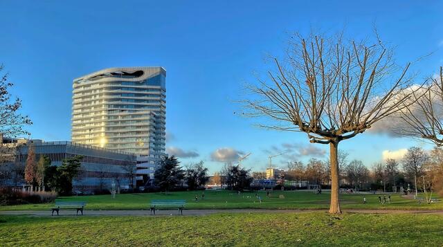 Rheinpark Heerdt mit Hochhaus KM 740. | Foto: © Margot Klütsch