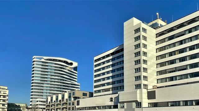 Das Ärzte- und Wohnhaus KM 740 (= Rheinkilometer 740) und die Schön-Klinik (rechts).