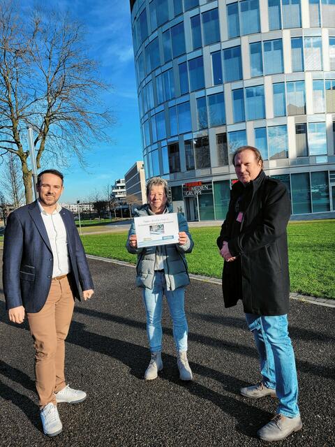 Birgit Pammé vom Kinderschutzbund nahm den Gutschein fürs Teamevent entgegen.
 | Foto: Kinderschutzbund