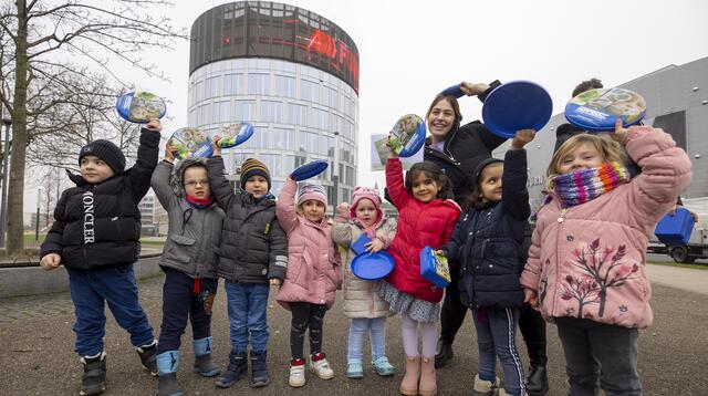 Die Kleinen der AWO-KiTa am Berliner Platz hatten bei der Preisübergabe sichtlich Spaß. | Foto: Georg Lukas