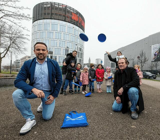 Nach dem großen Erfolg der "Adventsbotschaften", eine Aktion der Wohnbau eG in Kooperation mit der Funke Mediengruppe, wurden jetzt die schönsten Grüße prämiert. Frank Skrube (Marketingleiter der Wohnbau eG, rechts) und Marcel Pasch (Key-Account-Manager Funke MediaSales) begrüßten dafür die Kids der KiTa am Berliner Platz, die in Begleitung der pädagogischen Fachkräfte Sümeyya Berber und Klaudia Niegowska kamen, am Medienturm. | Foto: Georg Lukas