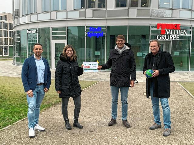 Sascha Mielewczyk und Lisa Schürenberg von der SC TuRa Altendorf haben einen Gutschein über 300 Euro für Sportausrüstung entgegengenommen. | Foto: Katharina Schott