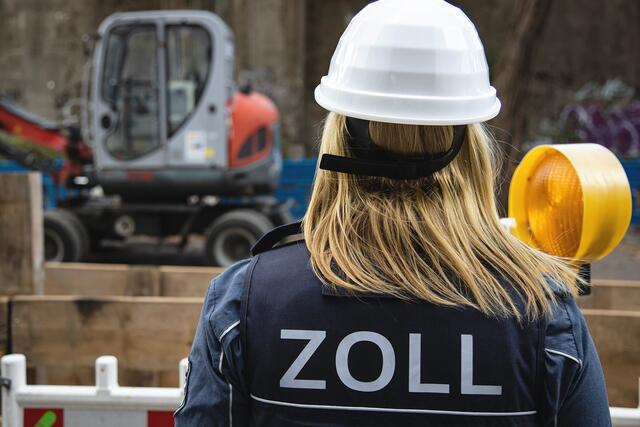 Zöllnerin bei einer Baustellen-Kontrolle: Im Baugewerbe verstoßen noch immer viele Firmen gegen die Regeln – vor allem, wenn’s um den Lohn geht, kritisiert die IG BAU. Allerdings hat der Zoll längst nicht alle Verstöße im Blick. Die Gewerkschaft fordert deshalb eine einheitliche staatliche Arbeitsinspektion, die alles kontrolliert – von der Lohnzahlung über den Arbeitsschutz bis zur Arbeitszeit.