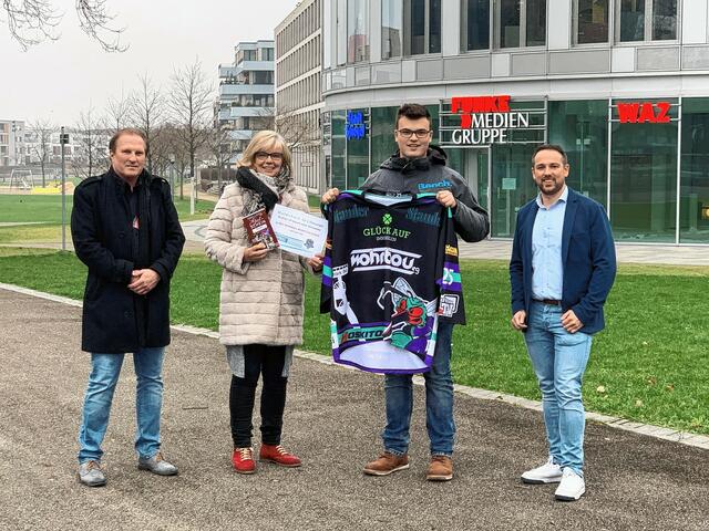 Kinderschutzbund Monika Sauerzapf überraschte im Advent ihren Sohn Florian zum 16. Geburtstag. Zum Dank gab es ein Originaltrikot der Moskitos und der Eintritt für ein Spiel im VIP-Bereich. | Foto: Katharina Schott