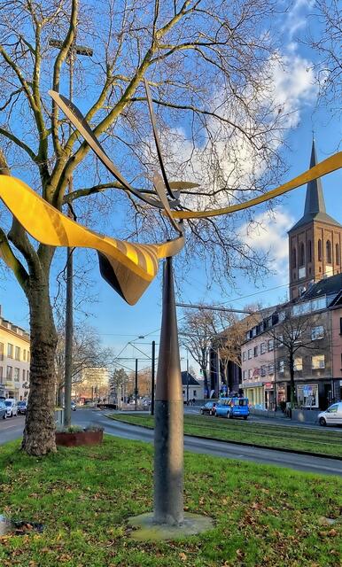 Jörg Wiele: Garuda (2002), Nikolaus-Knopp-Platz, rechts St. Benediktus.