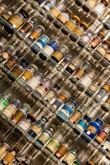 ... Fläschchen mit Farben in Pulverform gefüllt - Gesehen in der Ausstellung "Schicht im Schacht" in der Kokerei Zollverein -