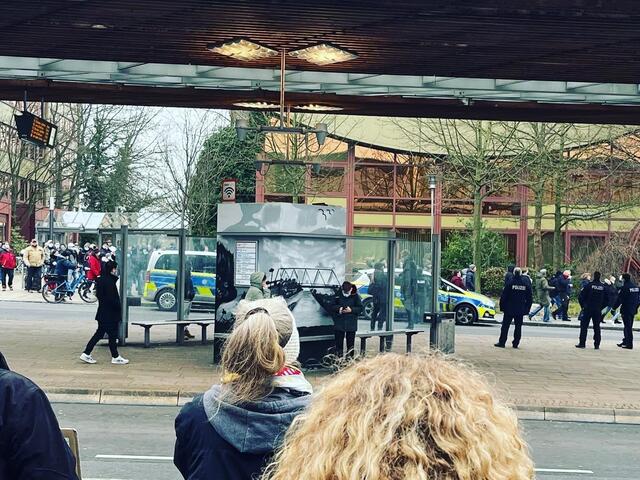 Die „Bürger gegen Rechts“ beobachteten den Aufmarsch der „Querdenker“.