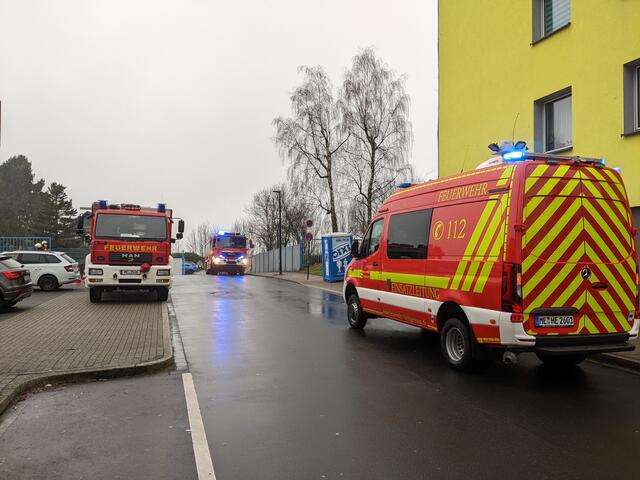 Ein Pkw fuhr am Montag, 17. Januar, in eine Hauswand an der Straße "Am Hangstein" in Heiligenhaus, die daraufhin einzustürzen drohte. Einsatzkräfte der Feuerwehr und des Technischen Hilfswerks stützen die Hauswand ab. Die Fahrerin des Fahrzeuges blieb unverletzt. | Foto: Zur Verfügung gestellt von: Feuerwehr Heiligenhaus