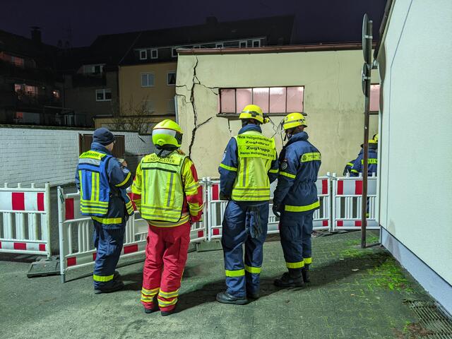 Ein Pkw fuhr am Montag, 17. Januar, in eine Hauswand an der Straße "Am Hangstein" in Heiligenhaus, die daraufhin einzustürzen drohte. Einsatzkräfte der Feuerwehr und des Technischen Hilfswerks stützen die Hauswand ab. Die Fahrerin des Fahrzeuges blieb unverletzt. | Foto: Zur Verfügung gestellt von: Feuerwehr Heiligenhaus