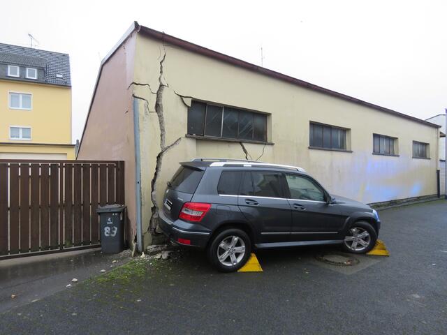Ein Pkw fuhr am Montag, 17. Januar, in eine Hauswand an der Straße "Am Hangstein" in Heiligenhaus, die daraufhin einzustürzen drohte. Einsatzkräfte der Feuerwehr und des Technischen Hilfswerks stützen die Hauswand ab. Die Fahrerin des Fahrzeuges blieb unverletzt. | Foto: Zur Verfügung gestellt von: Feuerwehr Heiligenhaus