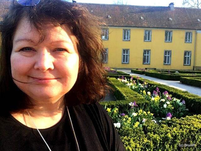 Lieben Gruss von Bruni♥ (Hier an der Orangerie in Düsseldorf-Benrath)
*