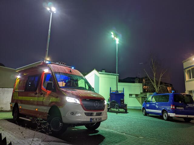 Ein Pkw fuhr am Montag, 17. Januar, in eine Hauswand an der Straße "Am Hangstein" in Heiligenhaus, die daraufhin einzustürzen drohte. Einsatzkräfte der Feuerwehr und des Technischen Hilfswerks stützen die Hauswand ab. Die Fahrerin des Fahrzeuges blieb unverletzt. | Foto:  Zur Verfügung gestellt von: Feuerwehr Heiligenhaus