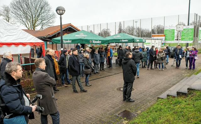 Groß war das Interesse der Öffentlichkeit beim offiziellen Spatenstich.