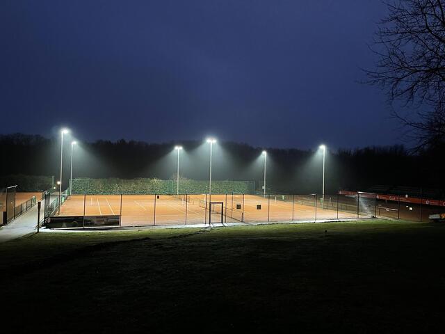 Sechs fast zehn Meter hohe Flutlichtmasten mit 400 Lux erhellen nun bei Dunkelheit zwei der zwölf Außenplätze des Netzballvereins am Kostenberg.