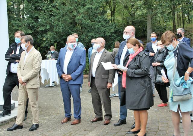 Polit-Prominenz aus etlichen Städten des Ruhrgebiets kamen seinerzeit zusammen mit NRW-Umweltministerin Ursula Heinen-Esser in den Revierpark Mattlerbusch, um ein 28-Millionen-Euro-Projekt für die Zukunft der „Erholungsoasen vor der Haustüre“ auf den Weg zu bringen.
Foto: Reiner Terhorst
