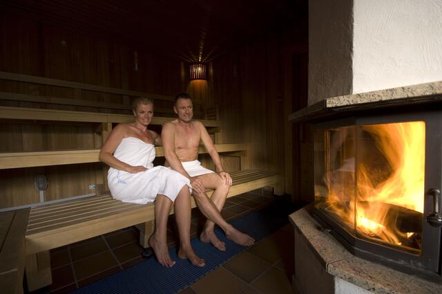 Nicht nur bei den Romantik-Nächten in der Niederrhein-Therme, die bei Pärchen sehr beliebt sind, sorgt das knisternde Kaminfeuer für eine anheimelnde Wohlfühl-Atmosphäre.
Foto: Niederrhein-Therme