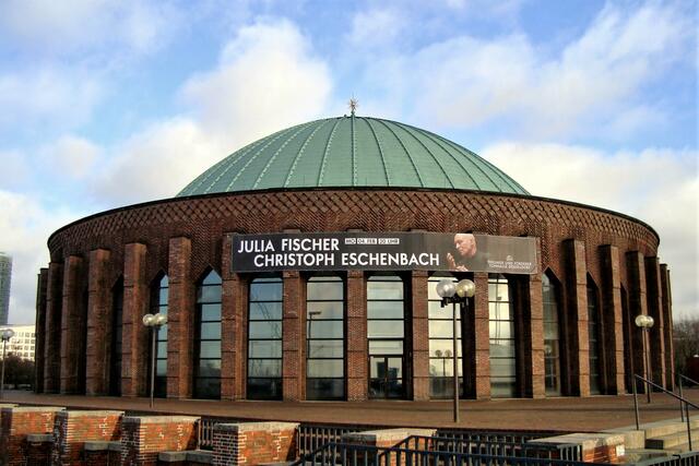 Die Tonhalle liegt direkt an der Auffahrt zur Oberkasseler Brücke.