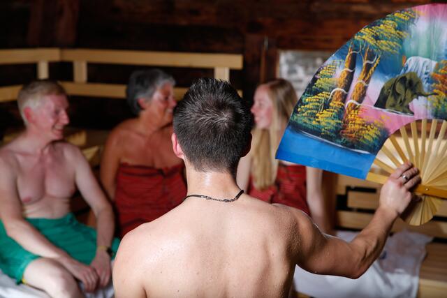 Auch das Fächern will gelernt sein. Deshalb gelten die Aufguss-Experten der Niederrhein-Therme auch als Fachleute.
Foto: Niederrhein-Therme
