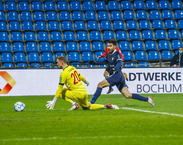Gerrit Holtmann tunnelt Kölns Torhüter Marvin Schwäbe zur 1:0-Führung. (Schütze)
