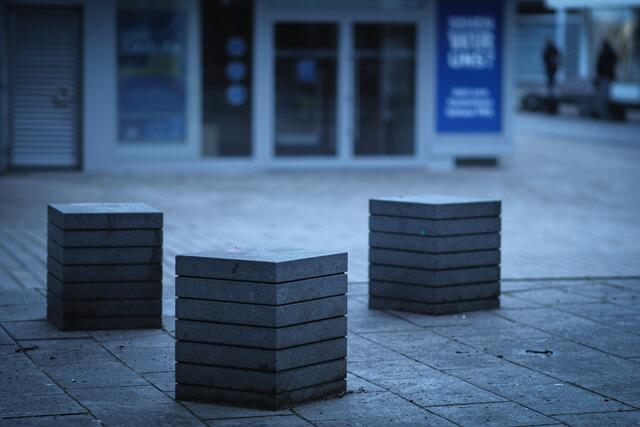 Alea iacta est ?
Nein, einfach nur Bestandteile einer modernen Stadtgestaltung und willkommene Sitzgelegenheiten