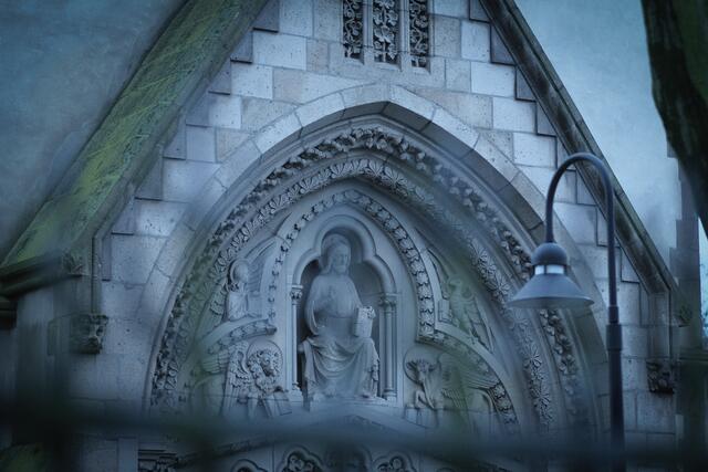Katholische Kirche "Zur heiligen Familie" - naja so heil ist die katholische Familie im Moment ja wohl eher nicht ...