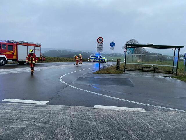 Die Abarbeitung sämtlicher Öleinsätze mit einer Gesamtlänge von über einem Kilometer in Velbert-Mitte, Langenberg und Neviges dauerte - unter Mithilfe zahlreicher haupt- und ehrenamtlicher Einsatzkräfte und der technischen Betriebe Velbert - mehr als sieben Stunden. | Foto: Zur Verfügung gestellt von: Feuerwehr Velbert