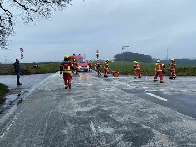 Die Abarbeitung sämtlicher Öleinsätze mit einer Gesamtlänge von über einem Kilometer in Velbert-Mitte, Langenberg und Neviges dauerte - unter Mithilfe zahlreicher haupt- und ehrenamtlicher Einsatzkräfte und der technischen Betriebe Velbert - mehr als sieben Stunden. | Foto: Zur Verfügung gestellt von: Feuerwehr Velbert