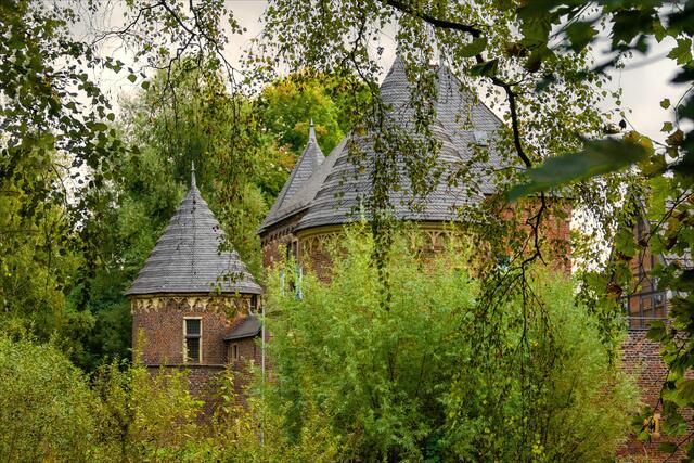 Burg Vondern - aus südlicher Blickrichtung - eingebettet in hohen Baum- und Gehölzbestand
Sie wirkt beinahe wie "im Dornröschenschlaf"