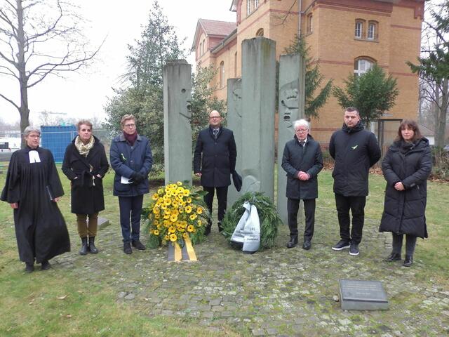 Klinikpfarrerin Anke Thimm, Pflegedirektorin Yvonne Auclair, Ärztlicher Direktor Prof. Hans-Jörg Assion, Kaufmännischer Direktor Prof. Jens Bothe, BVB-Präsident Dr. Reinhard Rauball, Daniel Lörcher (Leiter Corporate Responsibility/BVB), Sarah Hartwich (Leiterin Borusseum)