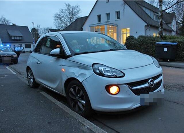 Beim Verkehrsunfall an der Herderstraße in Hilden wurde ein 31-jähriger Hildener verletzt. Zudem entstand ein nicht unerheblicher Sachschaden, unter anderem wurde dieser Opel im Front- und Seitenbereich beschädigt.