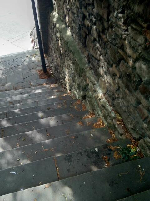 Treppe an der katholischen Kirche.... am Markt