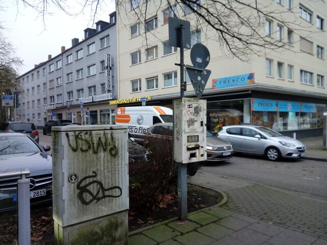 An der Bushaltestelle Martinstrasse in Rüttenscheid wird die deutsche Wirtschaftstradition geachtet und die DM in ehren gehalten- wenn auch nur zum rostigen Kondomerwerb.