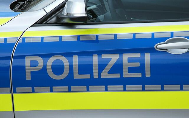 Die Polizei sucht mit einem Foto nach den mutmaßlichen Tätern.