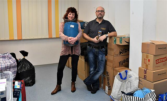Andreas Steinhof und Rita Kimmel im Lagerraum des Vereines „Lichtschmiede“. Auch Regale sollen noch an die Wände kommen, um Brauchbares unterzubringen. Foto: Pielorz