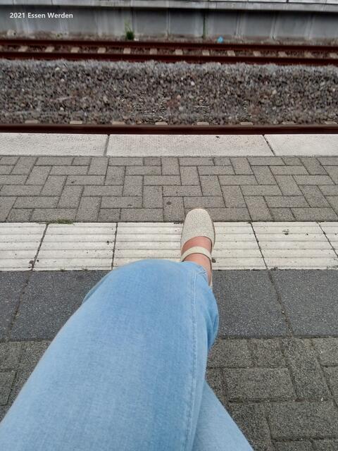 ...sitze am Bahnhof und warte auf eine S-Bahn... TSCHÜSS, Du geliebter heimischer´ und heimeliger´ Stadtteil