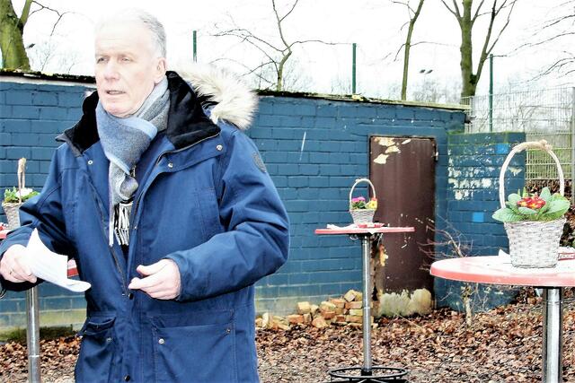 Arminia-Vorstandsmitglied Hans-Bernd Reuschenbach erläutert die Einzelheiten der Gesamtmaßnahme. | Foto: Reiner Terhorst