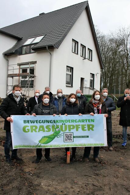 Mit vereinten Kräften wird ein Vorzeigeprojekt auf den Weg gebracht. Mit dem Banner in der machen (v.l.) Ludger Terhorst und Thomas Natis von der DJK Arminia Klosterhardt sowie Nadine Dilly-Giersberg und Bianca Popalzei Vorfreude auf die künftige Nutzung eines lange Zeit vor sich hin "darbenden" Gebäudes.  | Foto: Reiner Terhorst