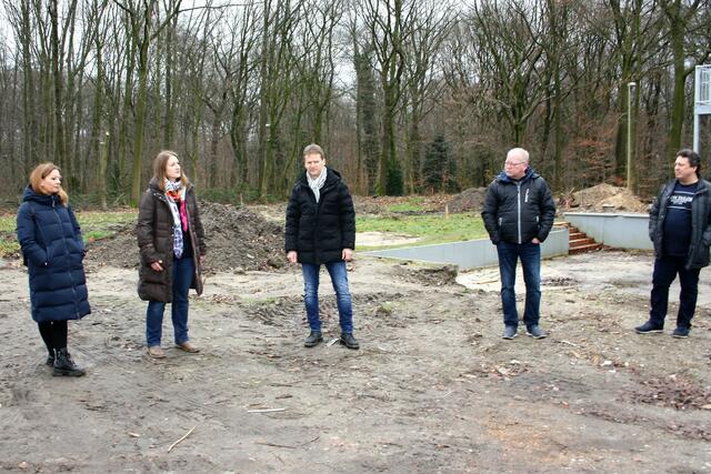 Auch das Außengelände wird komplett umgestaltet, sehr zur Freude von Nadine Dilly-Giersberg, Bianca Popalzei, Ludger Terhorst, Andreas Meier und Thomas Natis (v.l.) Hier entsteht eine "kindgerechte Bewegungsinsel", | Foto: Reiner Terhorst