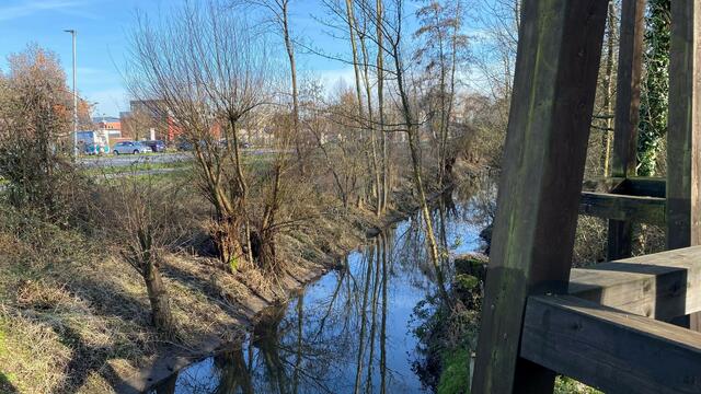 Ein Teilabschnitt des Nordkanals führt durch Kaarst. Rechts Detail der "Brücken über den Nordkanal".