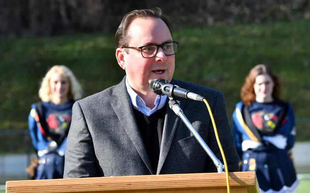 Oberbürgermeister Thomas Kufen freut sich mit den Assindia Cardinals. 
Foto: Bangert 