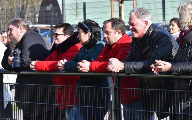 Neben Vertretern der Lokalpolitik waren auch Abordnungen der Kettwiger Boulespieler, Fußballer und Leichtathleten erschienen. 
Foto: Bangert 
