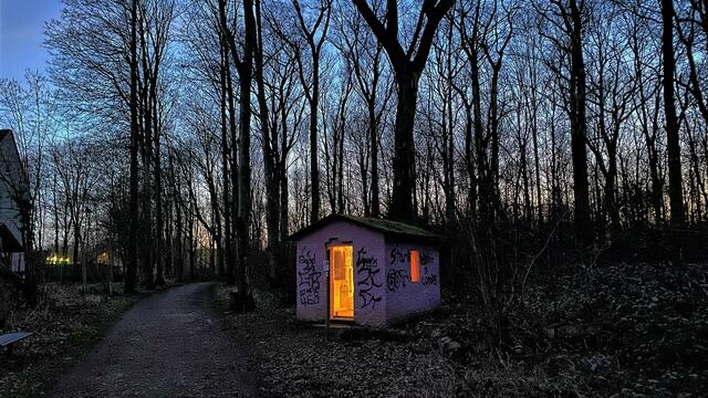 Die ehemalige Waldarbeiterhütte im Vorster Wald wird zur märchenhaften Zauberhütte.