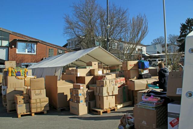 Die Spendenflut war so groß, dass auch die Zelte nicht alles fassen konnten. Und es waren bereits einige Transporter und LKW-Ladungen abgefahren.  | Foto: K. Rath-Afting