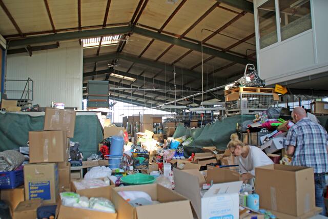 In der Halle stapelten sich die Kartons - da kamen die Zelte von der Feuerwehr gerade richtig. | Foto: K. Rath-Afting