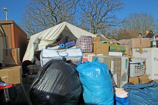 Matratzen und Bettwäsche, Schlafsäcke  und Isomatten - das Zelt war bis unter das Dach und davor gestapelt. Die Garage links im Bild, die zuerst zum Unterstellen gedacht war, verschwand hinter dem Berg an Spenden. | Foto: K. Rath-Afting