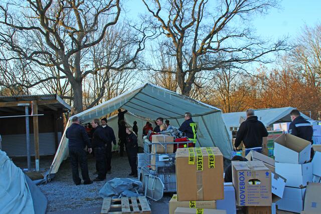 Die Feuerwehr stand am zweiten Tag plötzlich auf dem Platz und half mit Zelten und Paletten aus. | Foto: K. Rath-Afting