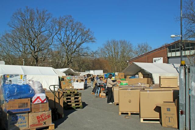 Am letzten Sammeltag war der gesamte Platz vor der Fabrikhalle ebenfalls voll gestellt. | Foto: K. Rath-Afting