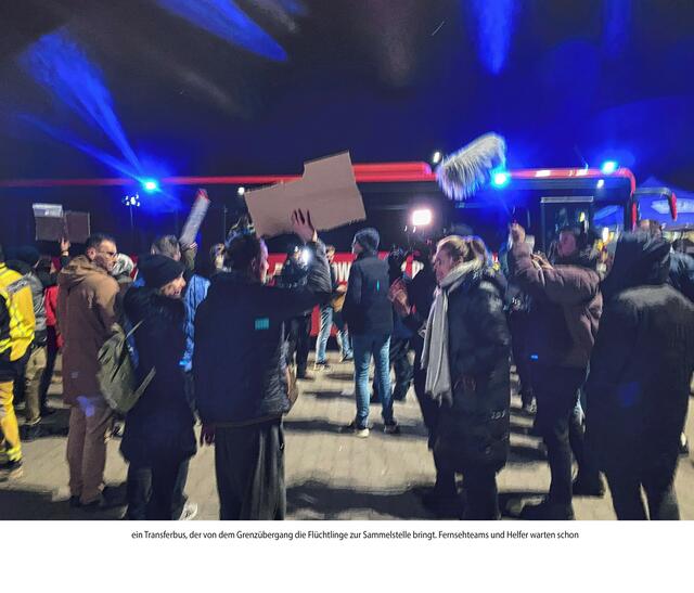 Der Bus bringt die Geflüchteten zur Sammelstelle. Ein Fernseh-Team begleitet die Menschen. | Foto: Brinkmann